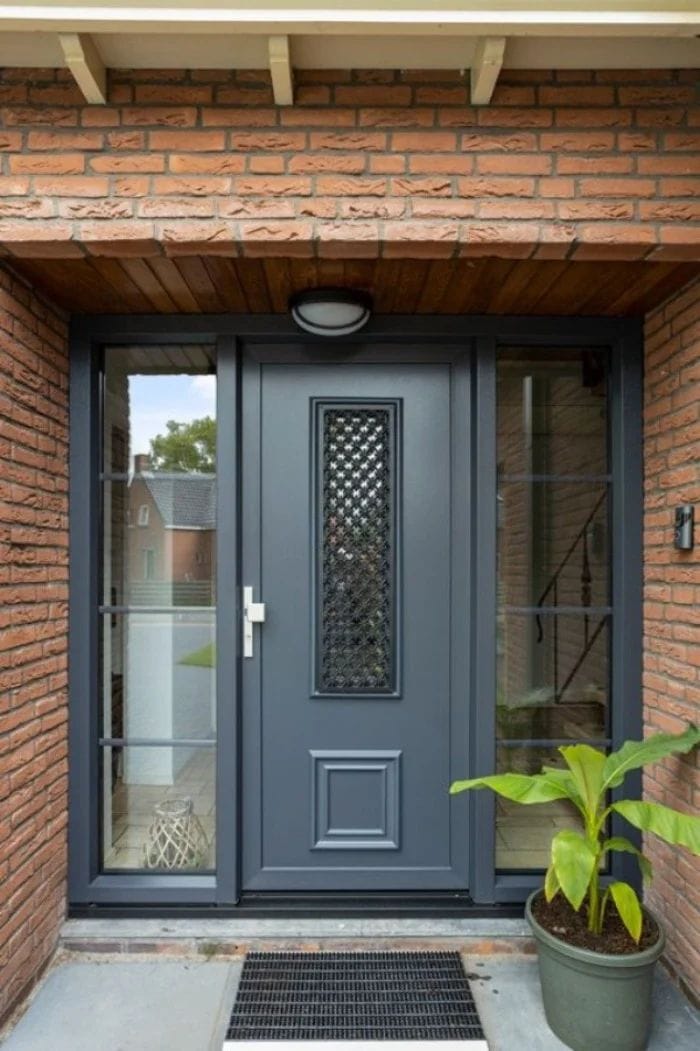 deur Moderne antracietkleurige aluminium voordeur met decoratief glas en zijpanelen, vakkundig geplaatst door Van Weley Windows BV — hoogwaardige Nederlandse fabrikant van ramen en deuren