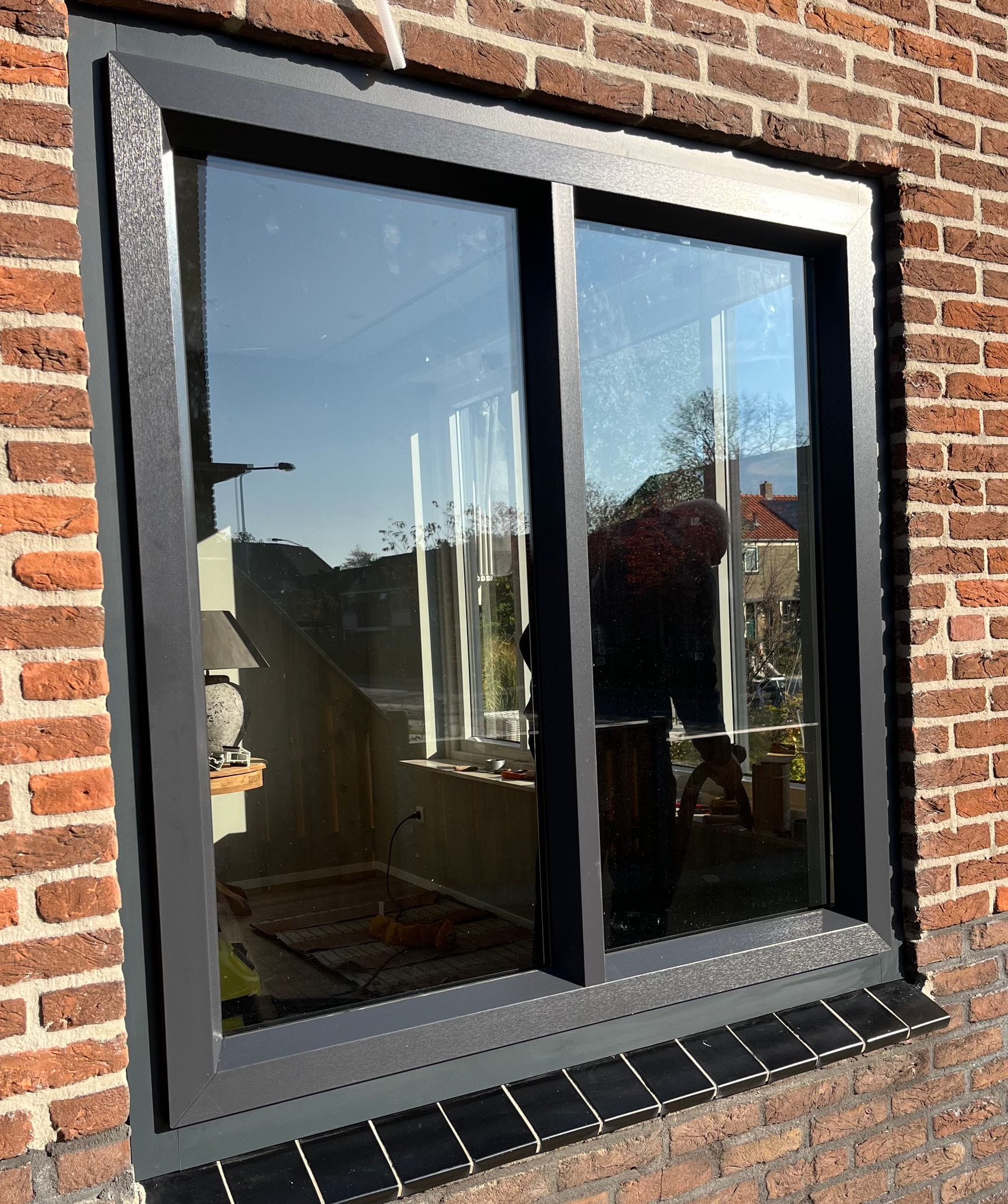 raam Energiezuinig aluminium raam met dubbele beglazing, geplaatst door Van Weley Windows BV — optimale warmte-isolatie en moderne uitstraling voor duurzame woningen