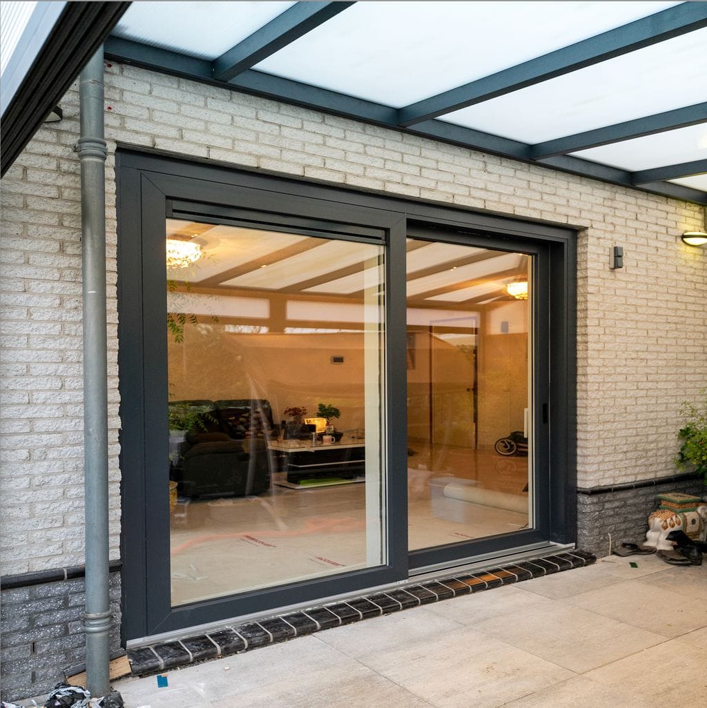 schuifpui Energiezuinige aluminium schuifpui met hoge isolatiewaarde, vakkundig geplaatst door Van Weley Windows BV — combineert modern design met uitstekende warmtebesparing